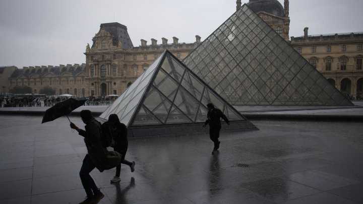 Imputan y encarcelan provisionalmente a dos sospechosos por el robo del Louvre en París