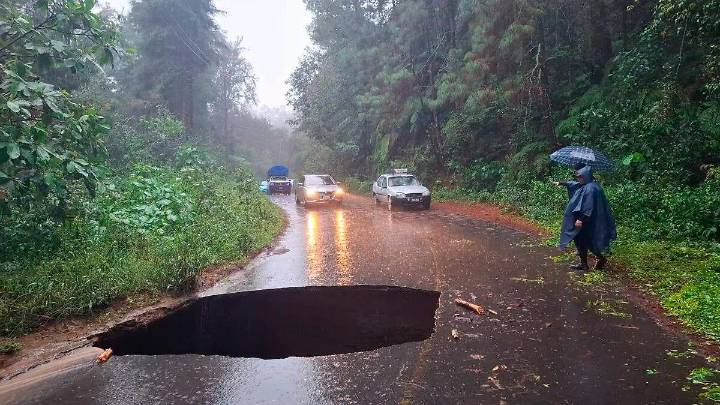 Cierran carretera en Tlatlauquitepec tras formarse un enorme socavón a causa de las lluvias