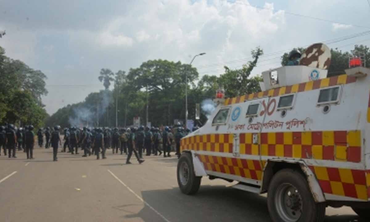 Bangladesh: Teachers continue protest, block Shahbagh intersection in Dhaka
