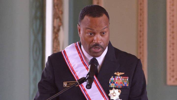 Almirante Alvin Holsey deja el Comando Sur tras un año en el cargo y en medio de tensiones por operativos en el Caribe