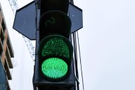 La próxima señal en los semáforos podría ser blanca: para coordinar autos autónomos con los humanos