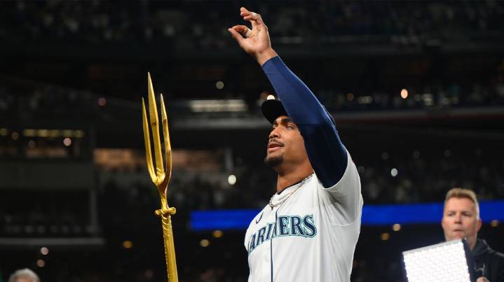 Mariners fans react to first MLB playoff home win in 24 years