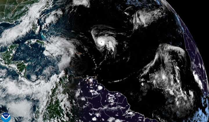 El huracán Priscilla se intensifica a categoría 2 mientras avanza por el Pacífico mexicano