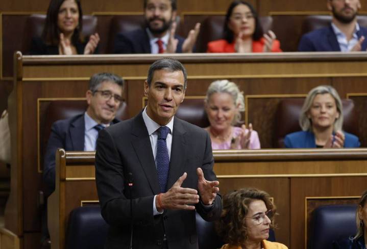 Feijóo habla de billetes corriendo en Ferraz y Sánchez dice que la única caja B es la del PP