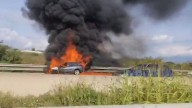 Vídeo: Impactantes imágenes de un coche incendiándose con dos personas en su interior en la AP