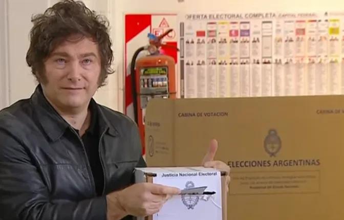Votó Javier Milei rodeado de fanáticos y sin dialogar con la prensa