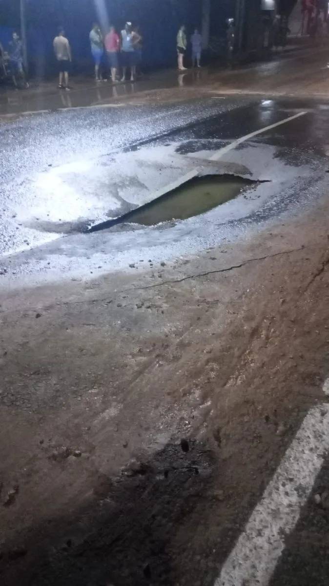 Asistencia policial por hundimiento de asfalto y anegamiento en una vivienda de la Chacra 43