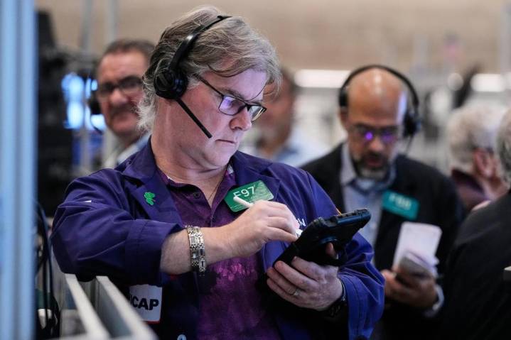 US stocks rally toward more records ahead of pivotal week for Wall Street