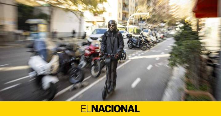 Uno de cada cuatro usuarios de patinete en Barcelona no respeta semáforos ni pasos de peatones