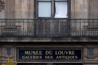 News Wrap: Thieves steal priceless jewels from Louvre Museum