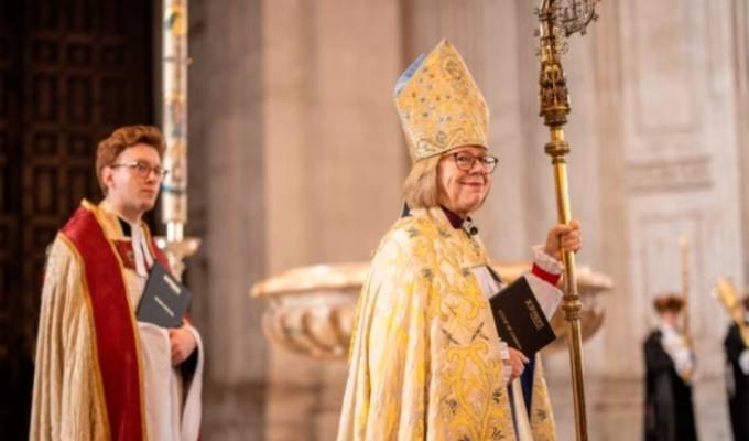 Sarah Mullally se convierte en la primera mujer en liderar la Iglesia Anglicana