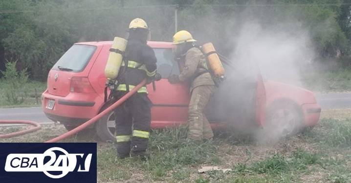 Incendio de un auto en el interior de Córdoba: el conductor fue internado