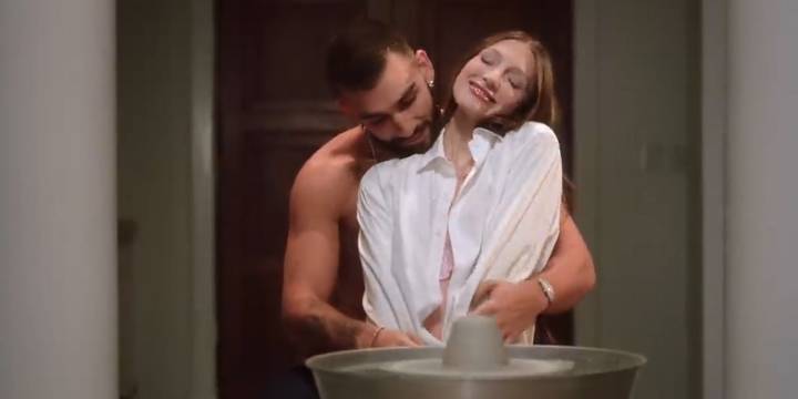 El romántico videoclip de Yami Safdie y Manuel Turizo: pasión fugaz, momentos robados y una historia de desamor