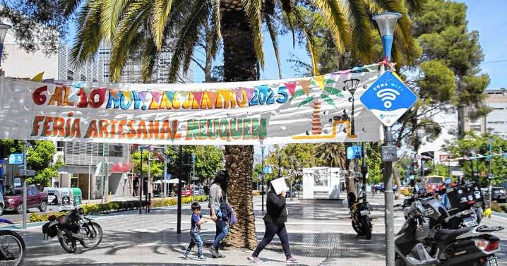 Llegan a Neuquén artesanías de todo el país a una nueva edición de la Feria de Arte Popular callejero