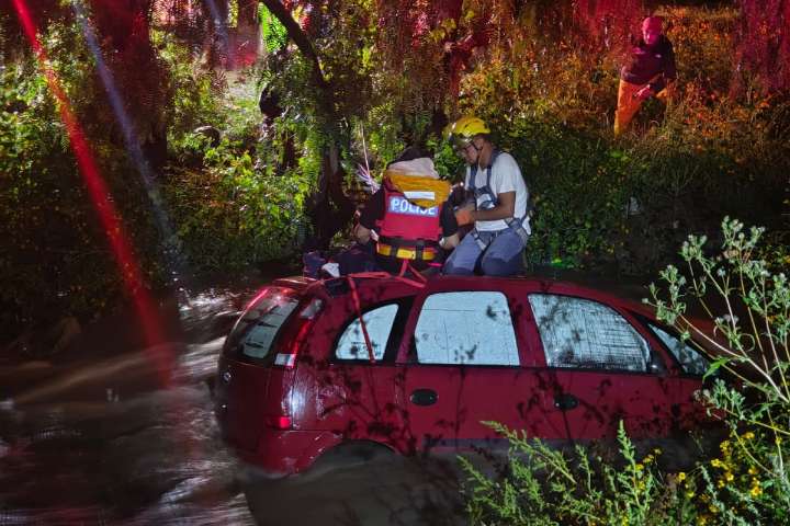 Rescatan a una persona atrapada tras caer auto en dren pluvial de Mineral de la Reforma