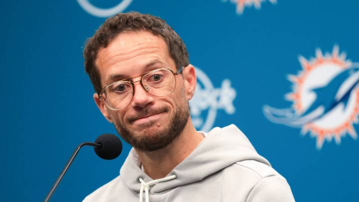 Report: Mike McDaniel to remain Dolphins coach through the end of the season