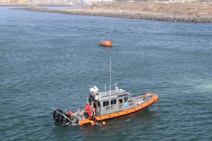 Rescatan a 27 menores y una joven en altamar frente a costas de Sinaloa