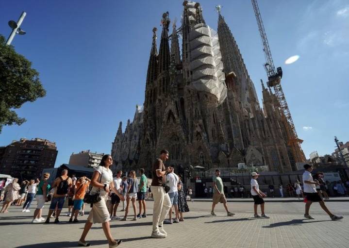 Spain hosts record number of summer tourists