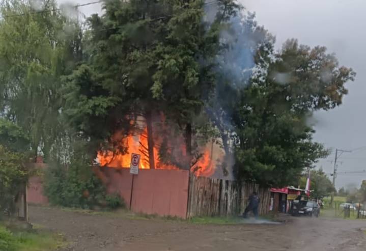 INCENDIO ESTRUCTURAL MOVILIZÓ A BOMBEROS EN EL SECTOR EL ESPINAR DE BULNES