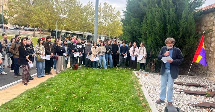 Homenaje en la tapia del cementerio a los 15 fusilados de 1936 en Salamanca
