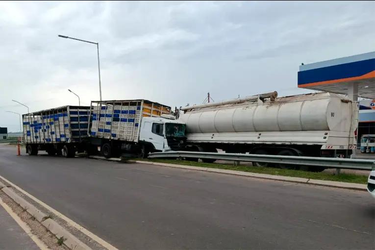 Un camión perdió el control y chocó a otro que estaba estacionado