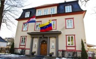 Venezuela anuncia cierre de embajadas en Noruega y Australia