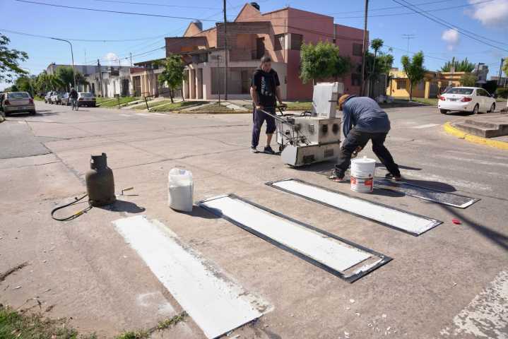 Instalan nuevas luminarias y mejoran espacios públicos