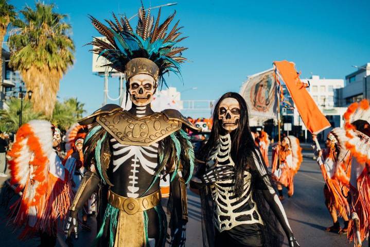 Entre catrinas y fantasmas, Juárez se viste de tradición y miedo