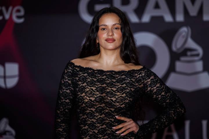 Rosalía disfruta Ciudad de México comiendo pozole, enfrijoladas y tacos