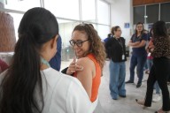 Vacunan vs influenza y Covid al personal de salud