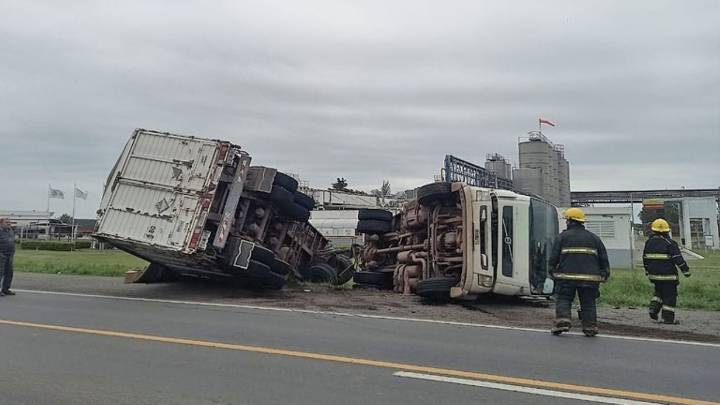 Vuelco de un camión en la Ruta Nacional 5: intervino Bomberos Voluntarios