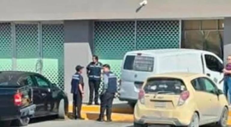 Aceleró por error y terminó dentro de casino