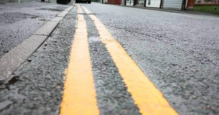 UK rules on double yellow line parking and the two scenarios where it is allowed