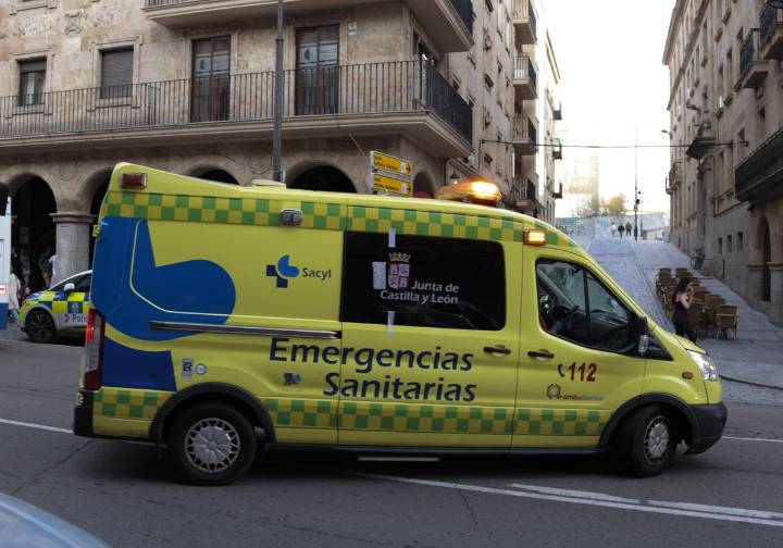 Herido en la cabeza un ciclista de 20 años tras chocar contra un coche