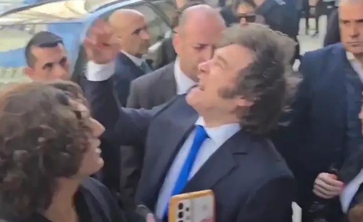 Javier Milei se cruzó con un vecino de Mar del Plata que lo insultó: “Igual te estoy arreglando la vida, tranquilo”