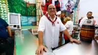 El vino de la Bodega baturra, una tradición de las ferias del Pilar: "Llevo 70 años viniendo aquí, no he fallado nunca"