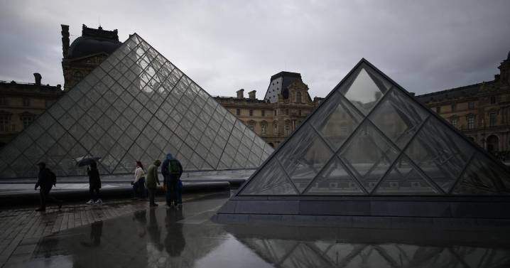 Ex-thief warned Louvre about security weaknesses around crown jewels