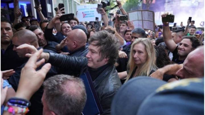 Milei encabeza el acto de cierre de campaña de LLA en Rosario: llegó rodeado de seguidores