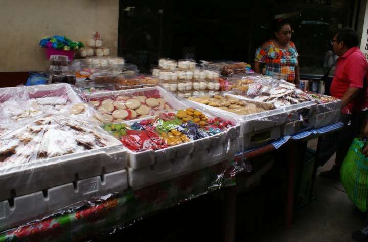 Dulces, pan y flores toda la noche