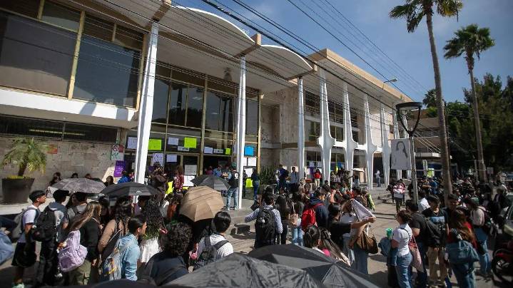 Denuncian violación en la Facultad de Derecho de la UASLP; toman el plantel y cierran vialidades