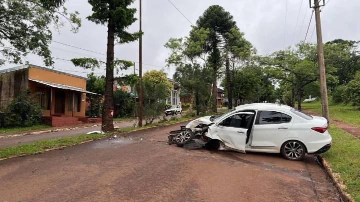 Fue hospitalizada tras chocar su automóvil contra un árbol en Alem