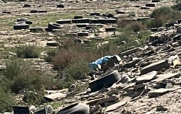 Tiran cadáver entre basura, maleza y llantas