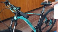 Tres delincuentes golpearon a un joven y le robaron su bicicleta