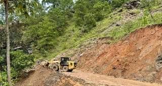 Reabren caminos afectados por derrumbes en la Sierra Sur, Mixteca y Costa