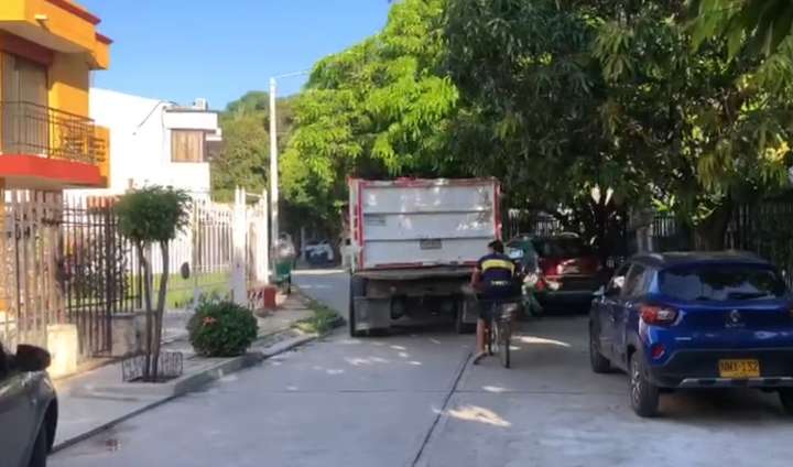 Denuncian a Atesa por recolección de basura en deshoras y con camiones inadecuados en la Avenida del Libertador