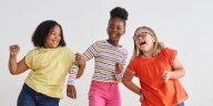 Día Internacional de la Niña: un programa global impulsa el cambio en los elogios en la infancia