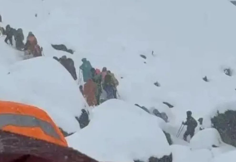 Tormenta en el Everest deja a cientos de escaladores atrapados