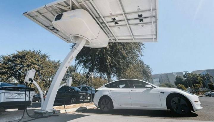 Eléctrico vs. combustible: esta es la diferencia en costos de mantención de los autos