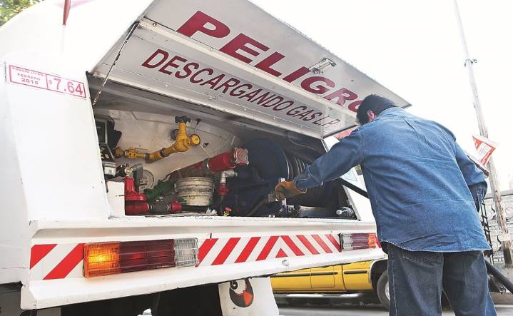 Reforman reglamento de tránsito para transporte de sustancias tóxicas tras explosión de pipa en Iztapalapa