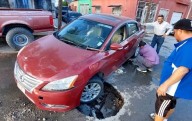 Carro queda atrapado en hundimiento